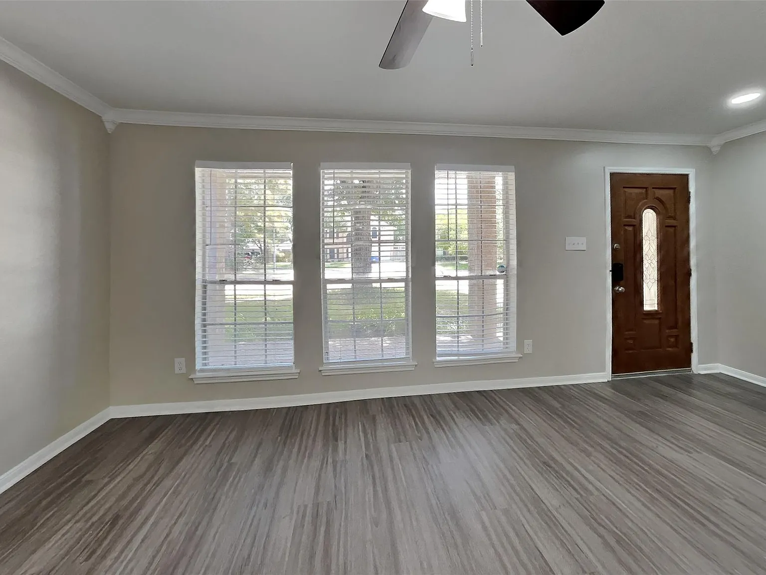 4 bed, 2.0 bath, 2337 sqft, $2,195 — Photo 2