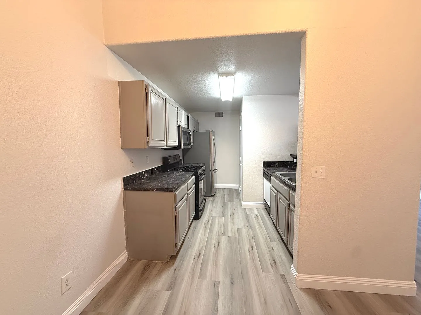 Spacious 2bed/2bath Condo With A Loft And 1 Car Garage — Photo 3