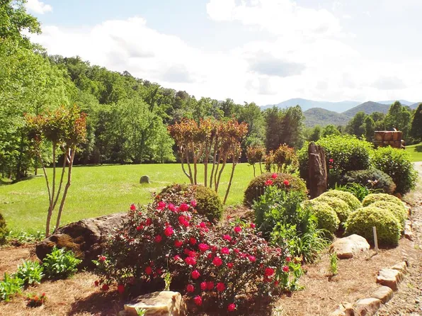 2 Stonebrook Dr, Franklin, NC 28734