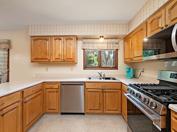3rd image of 10634 Wellington Ln N