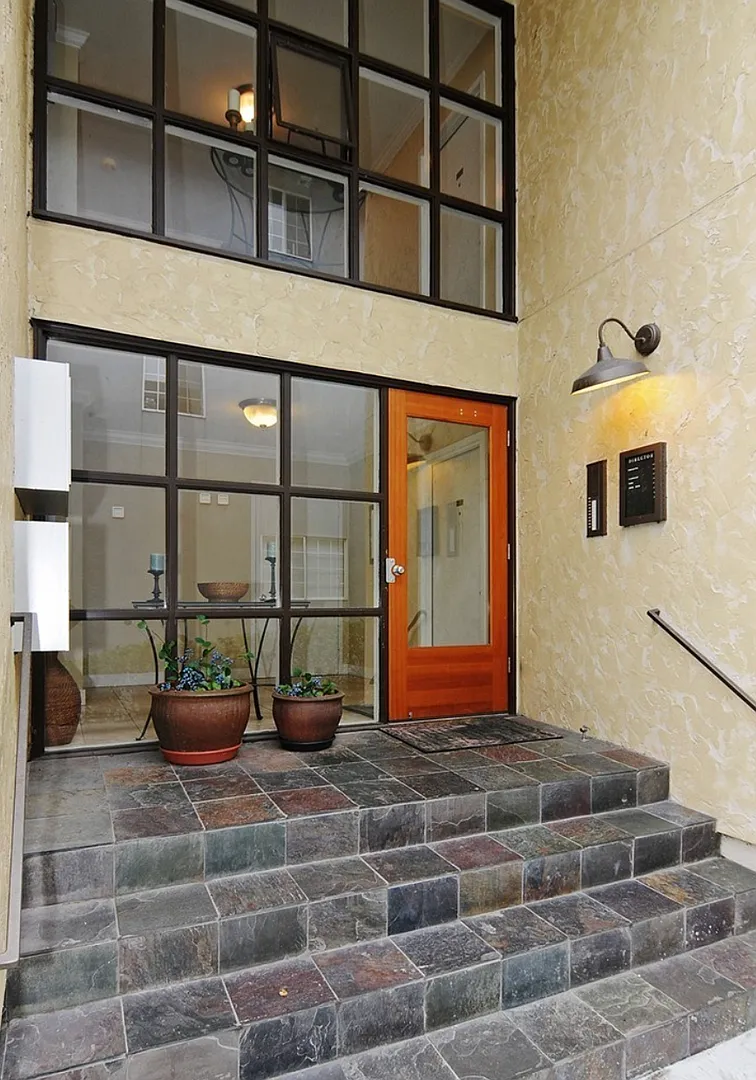 One-bedroom Condo on Lower Queen Anne — Photo 1