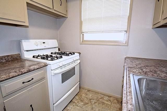 1st image of 165 Cromwell Ave #4