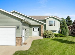 1905 26th St SW, Minot, ND 58701