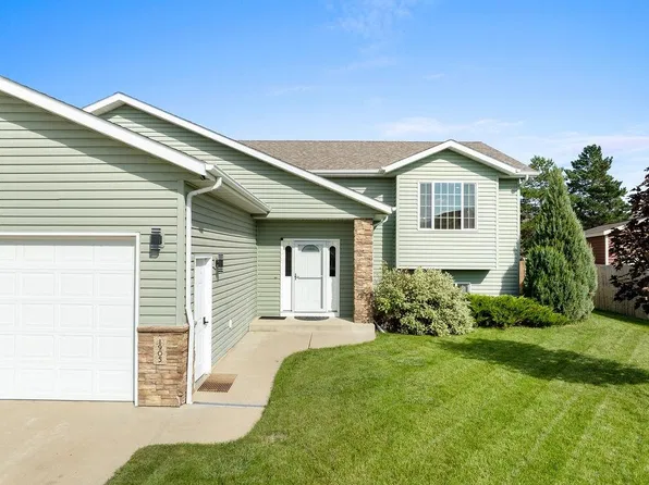 1905 26th St SW, Minot, ND 58701