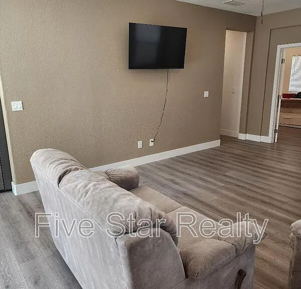 9539 Poplar Way — Photo 3