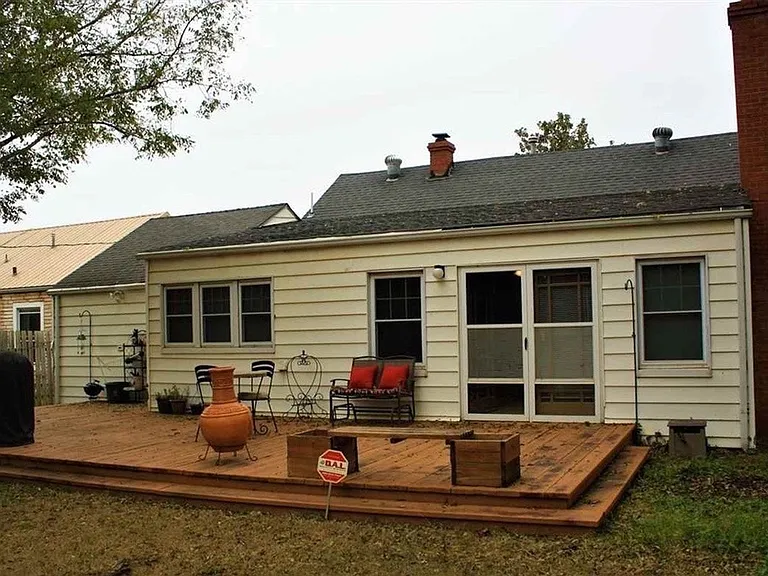 1705 E Randolph Ave — Photo 2