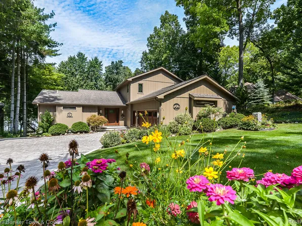 5015 Gallagher Blvd, Whitmore Lake, MI 48189