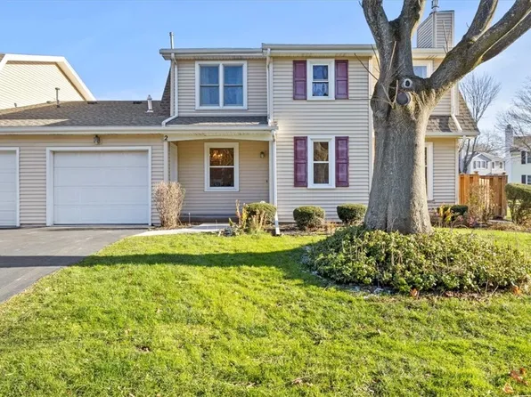 2 Rockhurst Dr, Penfield, NY 14526