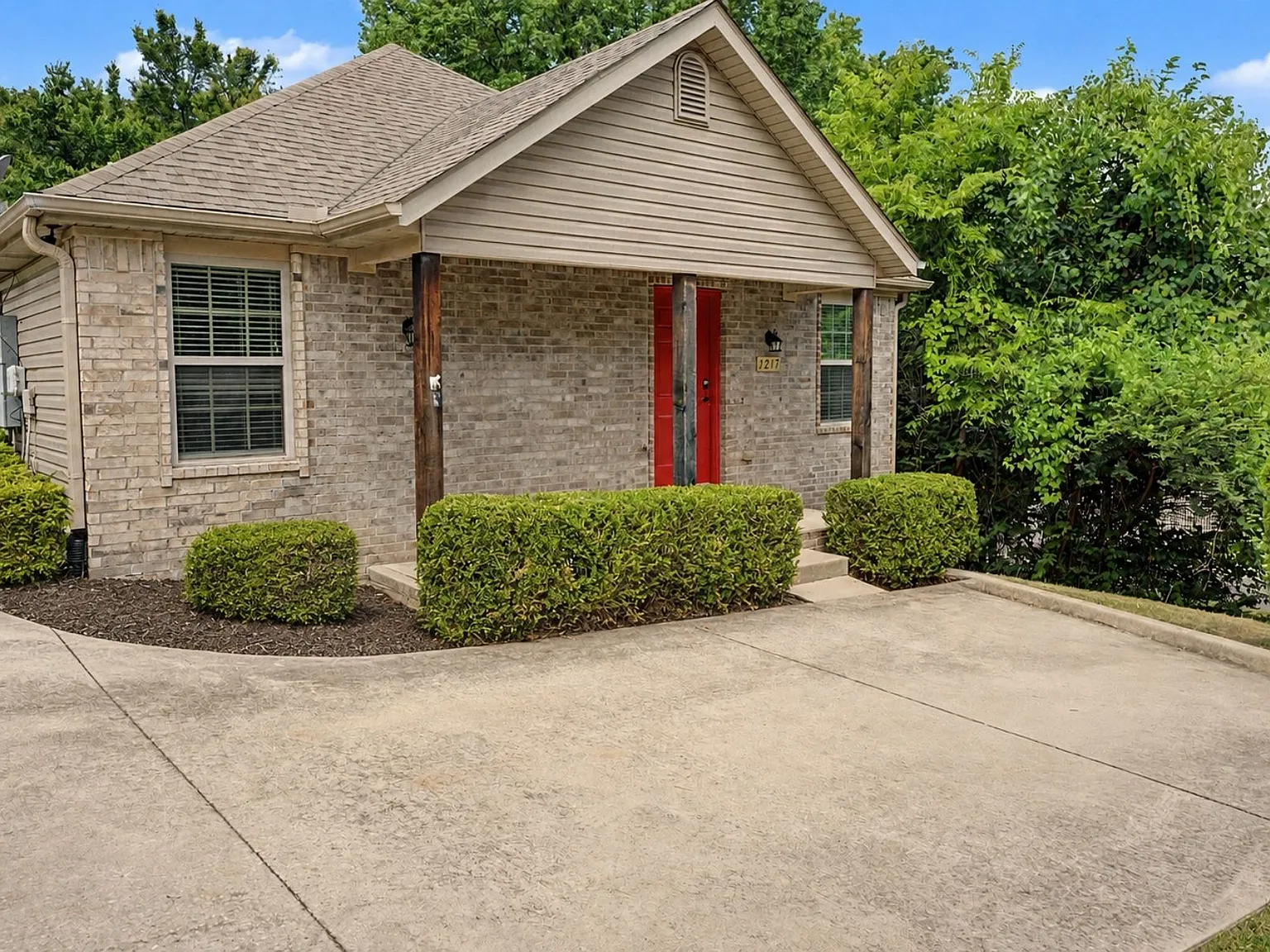 4 bed, 1392 sqft, $1,999 — Photo 2