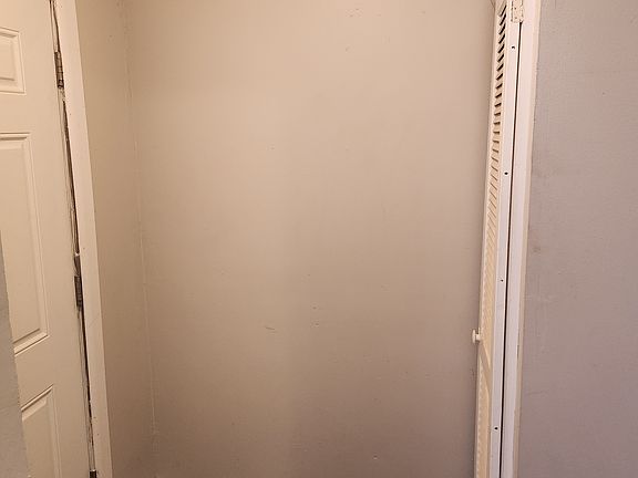 5th image of 934 W Main St