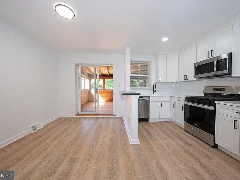8602 Rugby St — Photo 9
