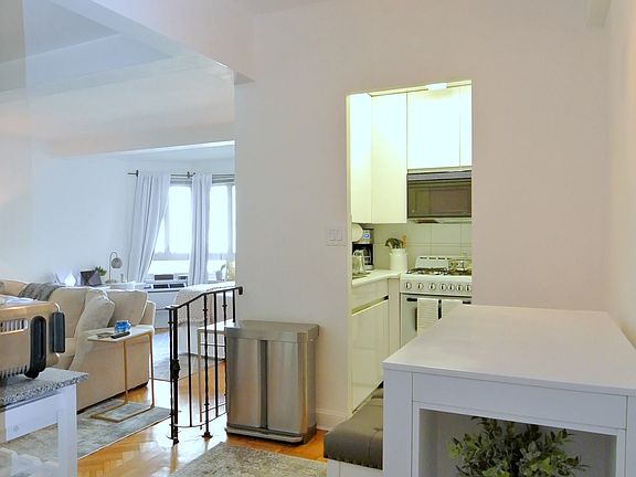 5th image of 333 W 57th St APT 403