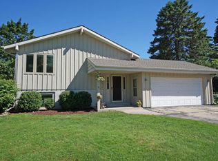 678 Cloverleaf Ct, Oconomowoc, WI 53066