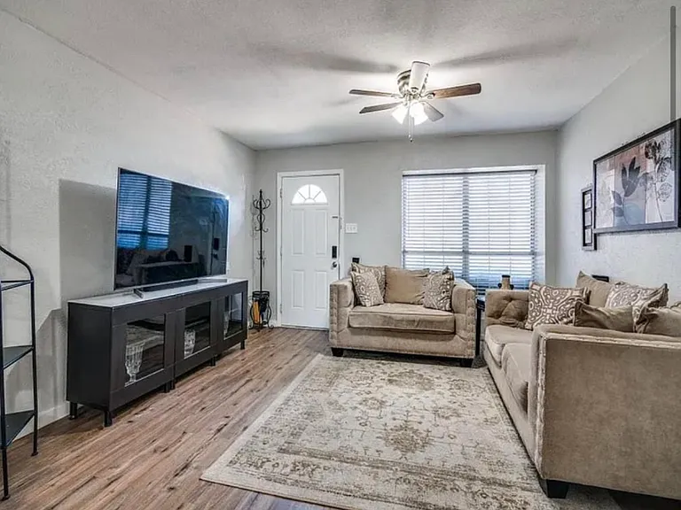 717 Lee St #8 — Photo 3