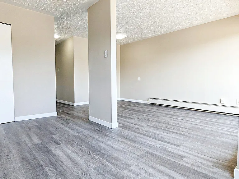 1438 Queensway — Photo 9