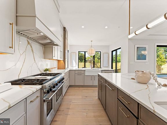 5th image of 917 Timber Ln SW