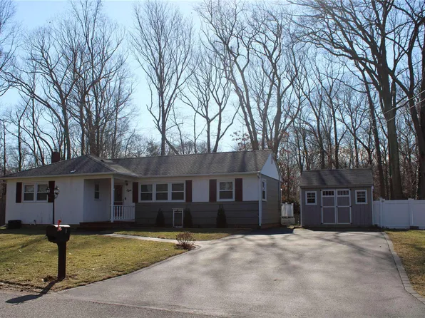 8 Daniel Ct, Miller Place, NY 11764