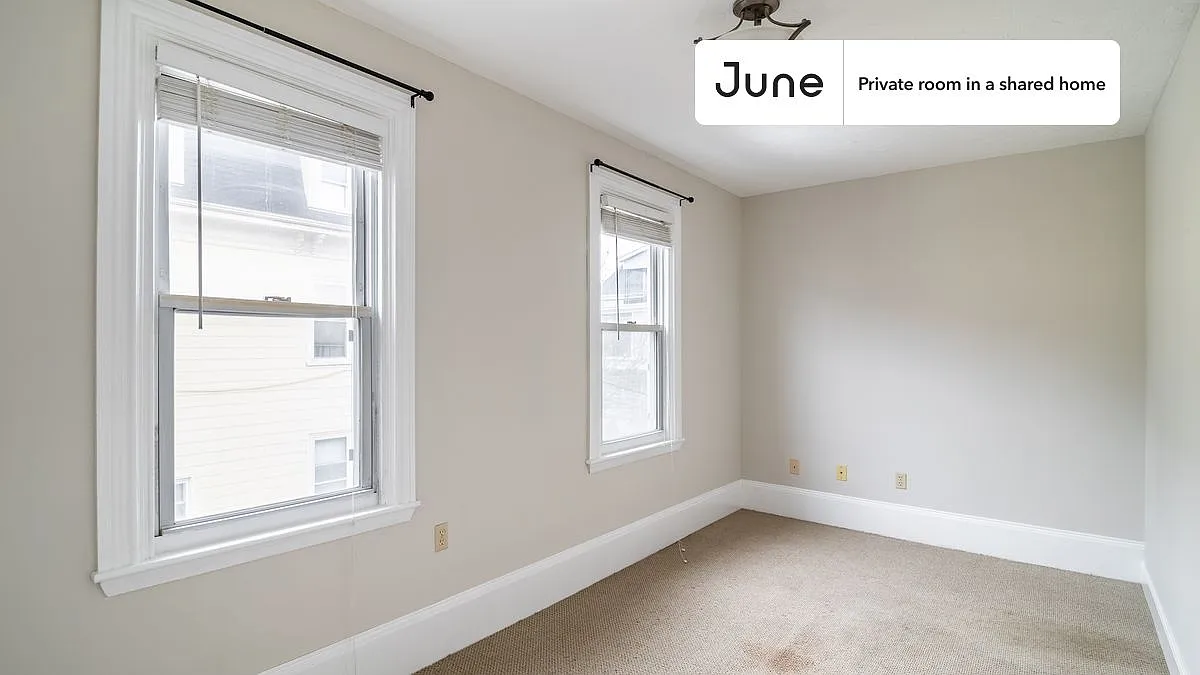 Queen bedroom in 3 bed/1 bath home in Somerville #1668 B — Photo 2