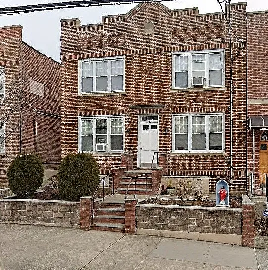1722 Lurting Ave #2R — Photo 1