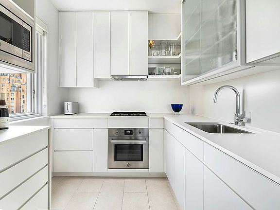 4th image of 20 E 68th St APT 14E