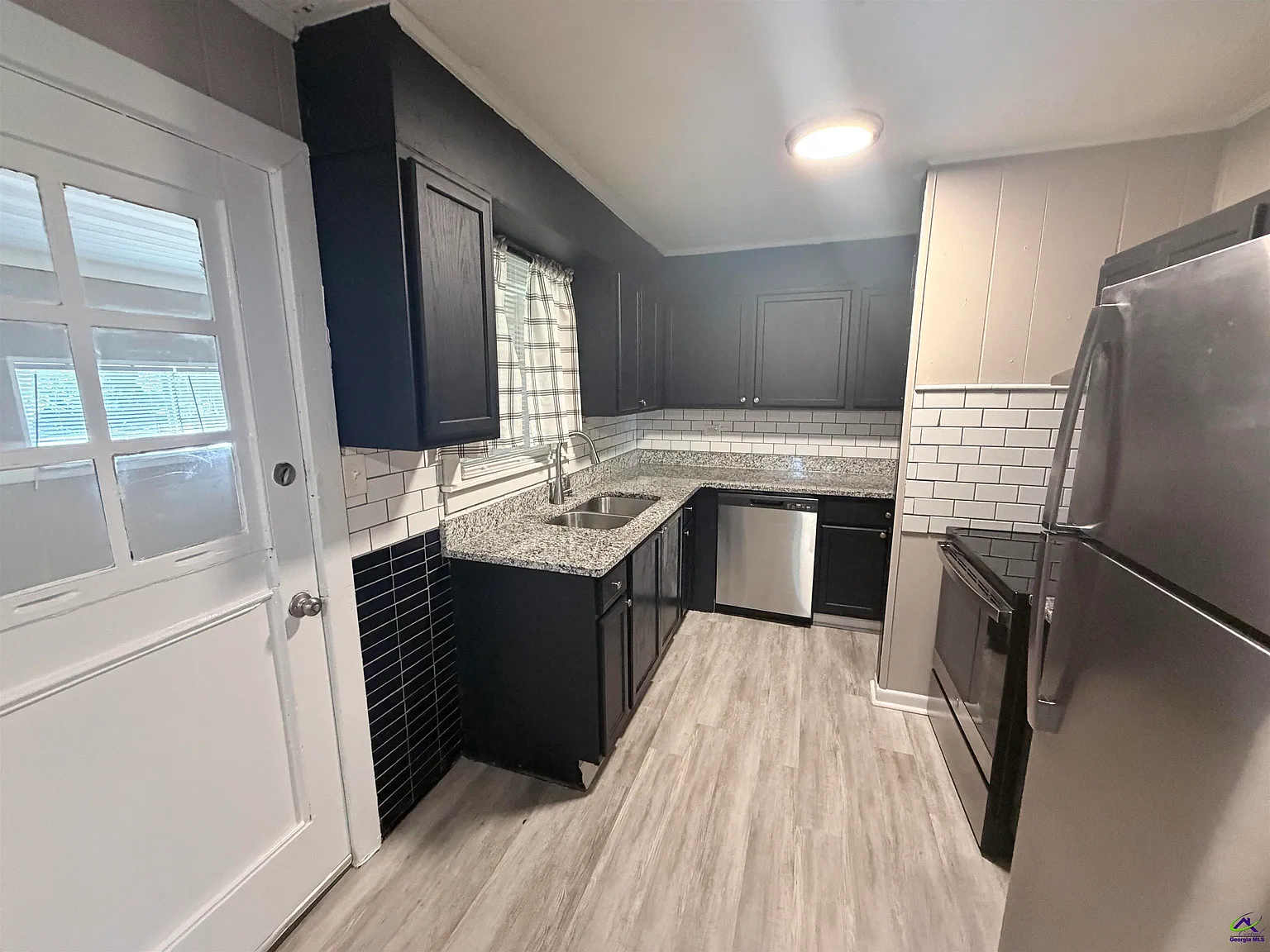 3 bed, 1.0 bath, 1380 sqft, $1,400 — Photo 4