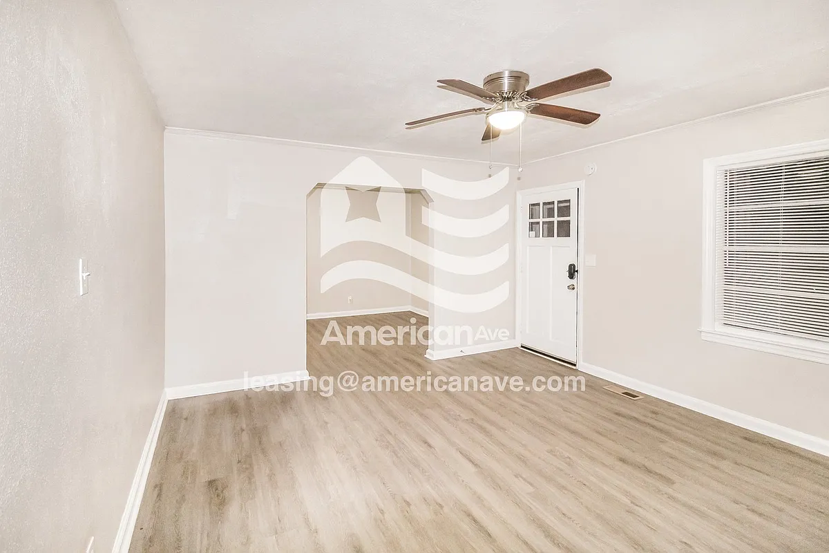 22425_002_living_room_13677811.jpg - 914 Lamore St