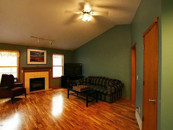 3rd image of 4560 Heald St