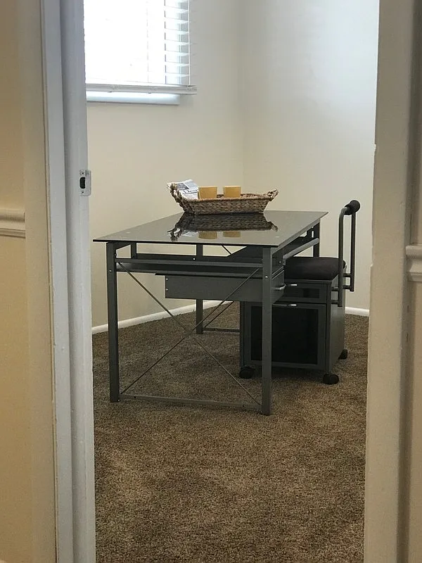 Small Family Owned Property. 2 Bedroom w/Office — Photo 4