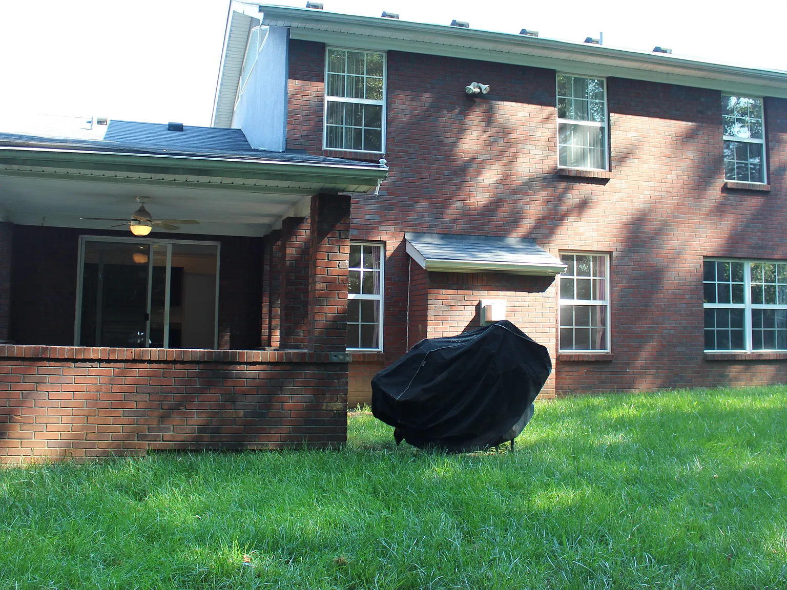 3 bed, 2.5 bath, 2032 sqft, $2,300 — Photo 3