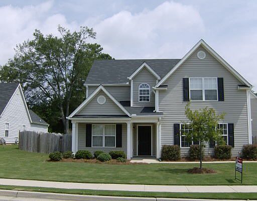 Super curb appeal, beautiful lawn, fenced yard, circular corner driveway
