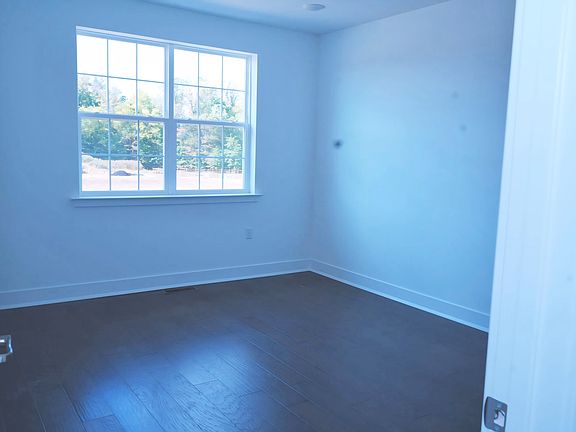 4th image of 129 Stoutsburg Blvd