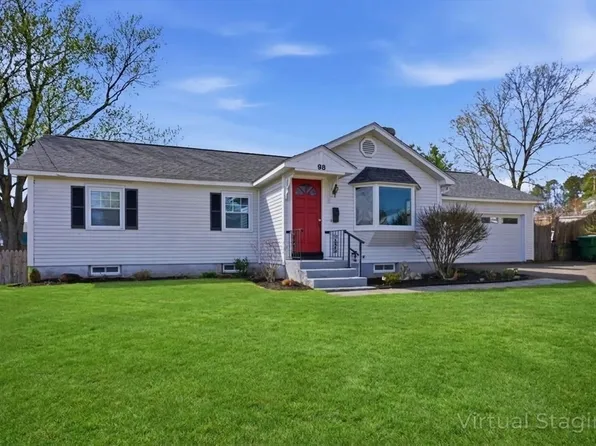 98 Greenpoint Cir, Chicopee, MA 01020