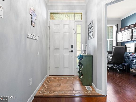 4th image of 206 Hawthorne Ln