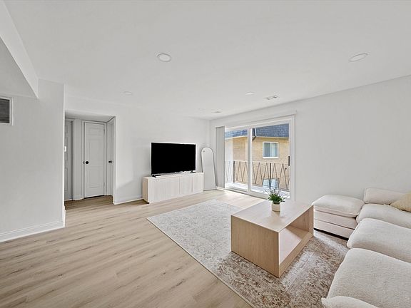 3rd image of 4921 W 109th St APT 202