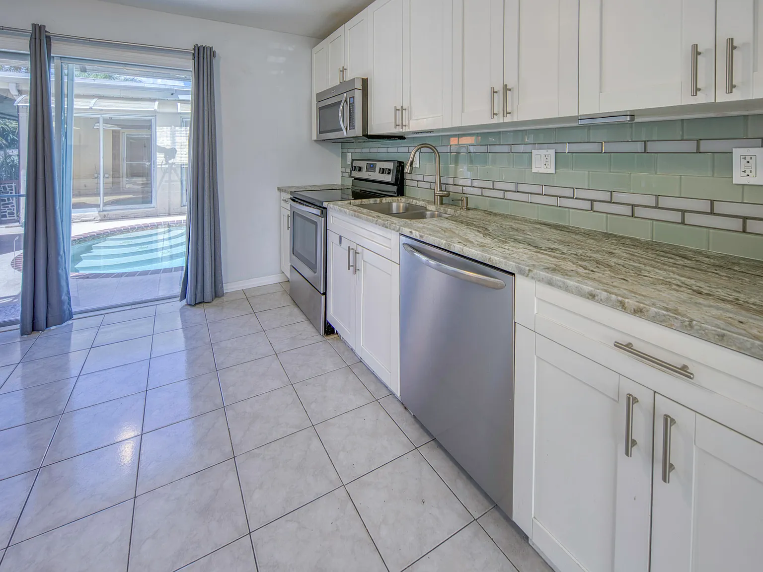 2 bed, 1.0 bath, 958 sqft, $2,250 — Photo 3