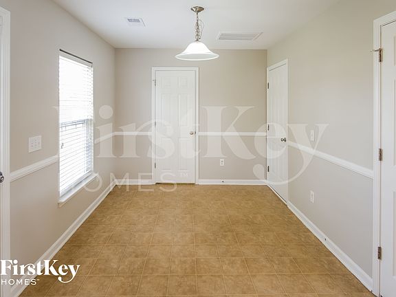 5th image of 615 Silver Moss Dr