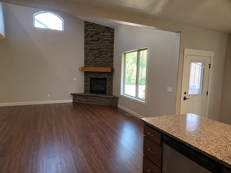 7306 W Chestnut Ave — Photo 4