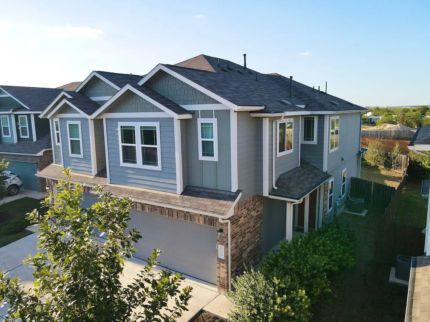 3 Bed / 2 Bath Home with 2-Car Garage in Del Valle — Photo 1