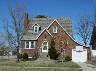 302 E 10th St, Cozad, NE 69130