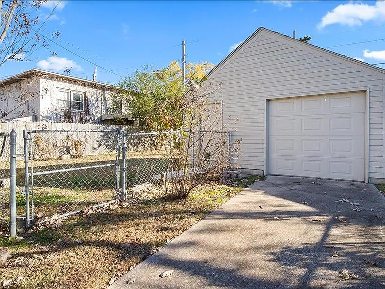 1307 S Indianapolis Ave — Photo 25