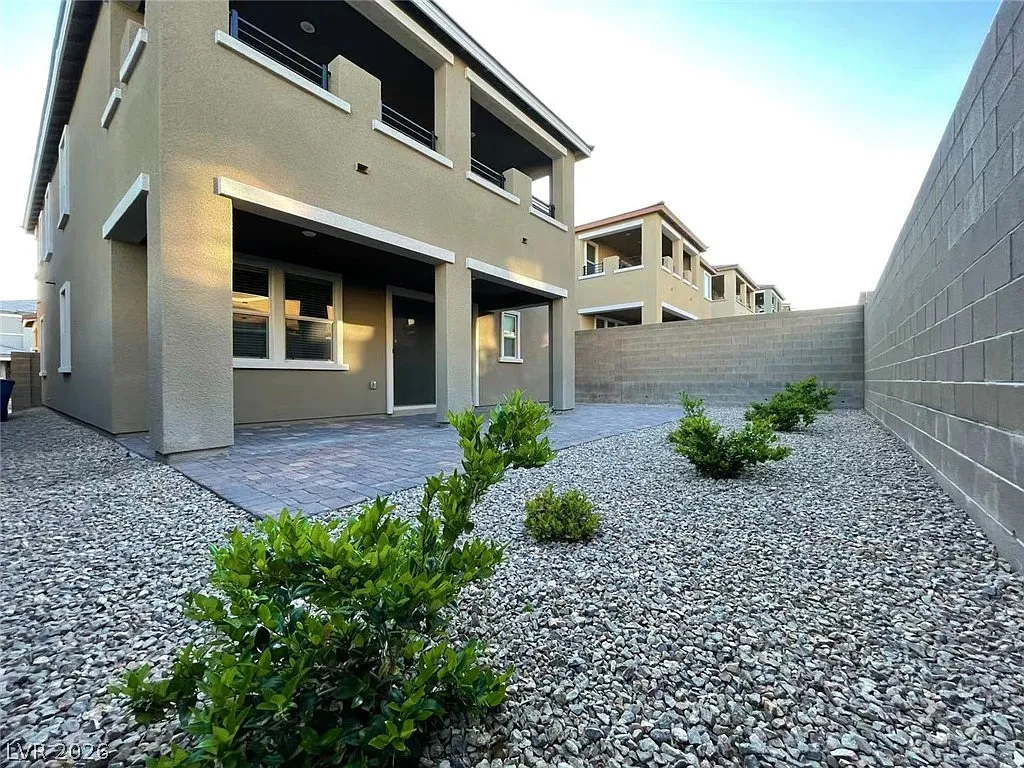 5 bed, 4.5 bath, 2616 sqft, $2,700 — Photo 2