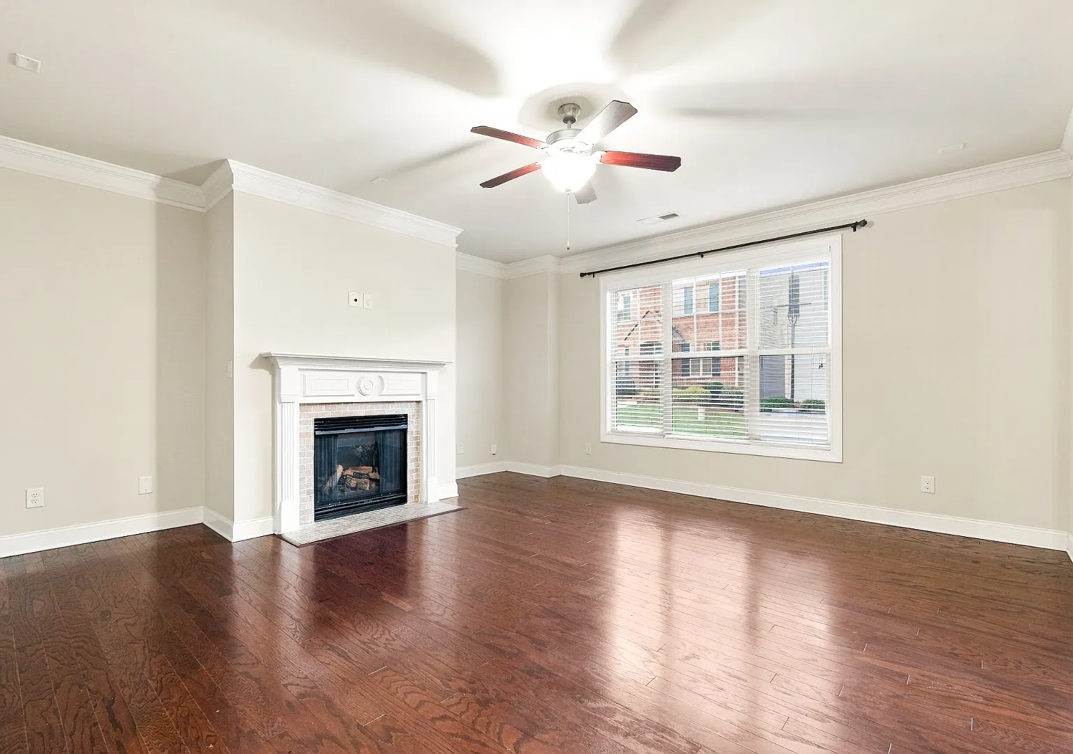4 Bed/3 Bath Townhome (no common walls) ready to occupy — Photo 3