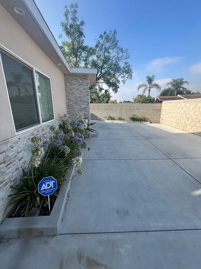 Building Photo - 1424 Encino Ave