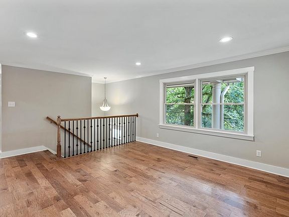 4th image of 3702 Woodcrest Cir NW