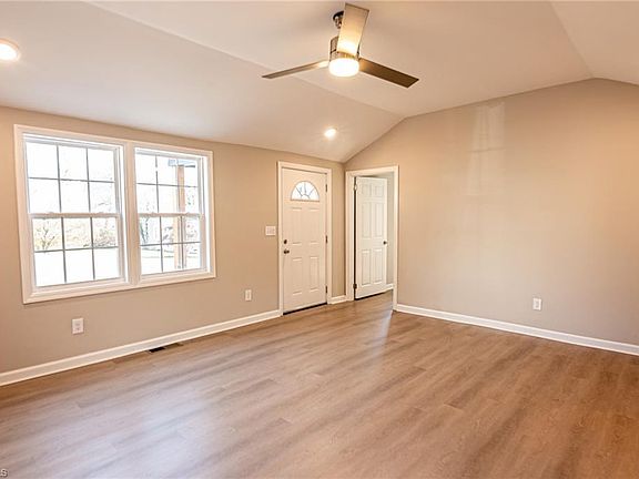5th image of 1605 Roseland St