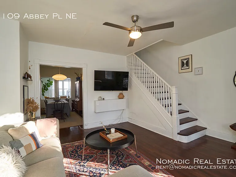1109 Abbey Pl NE — Photo 1