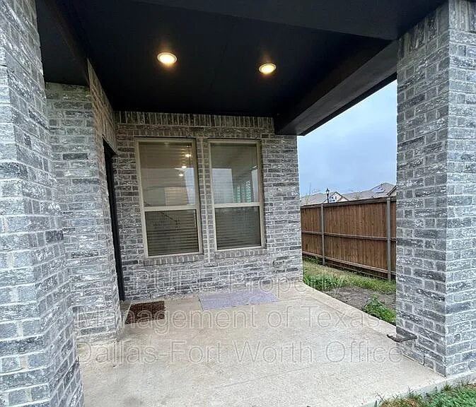 3918 Rochelle Ln — Photo 4