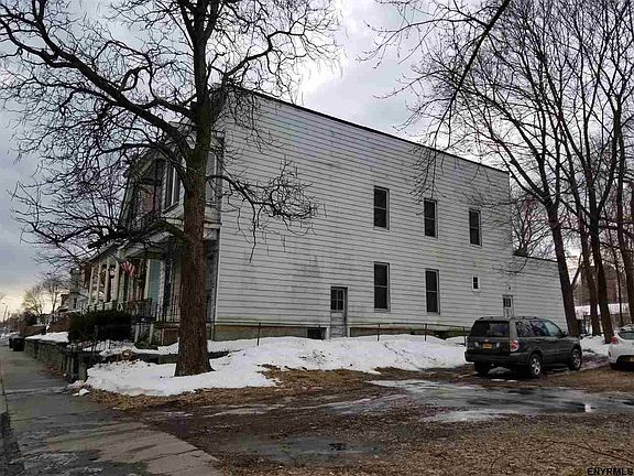 2nd image of 270 Saratoga St