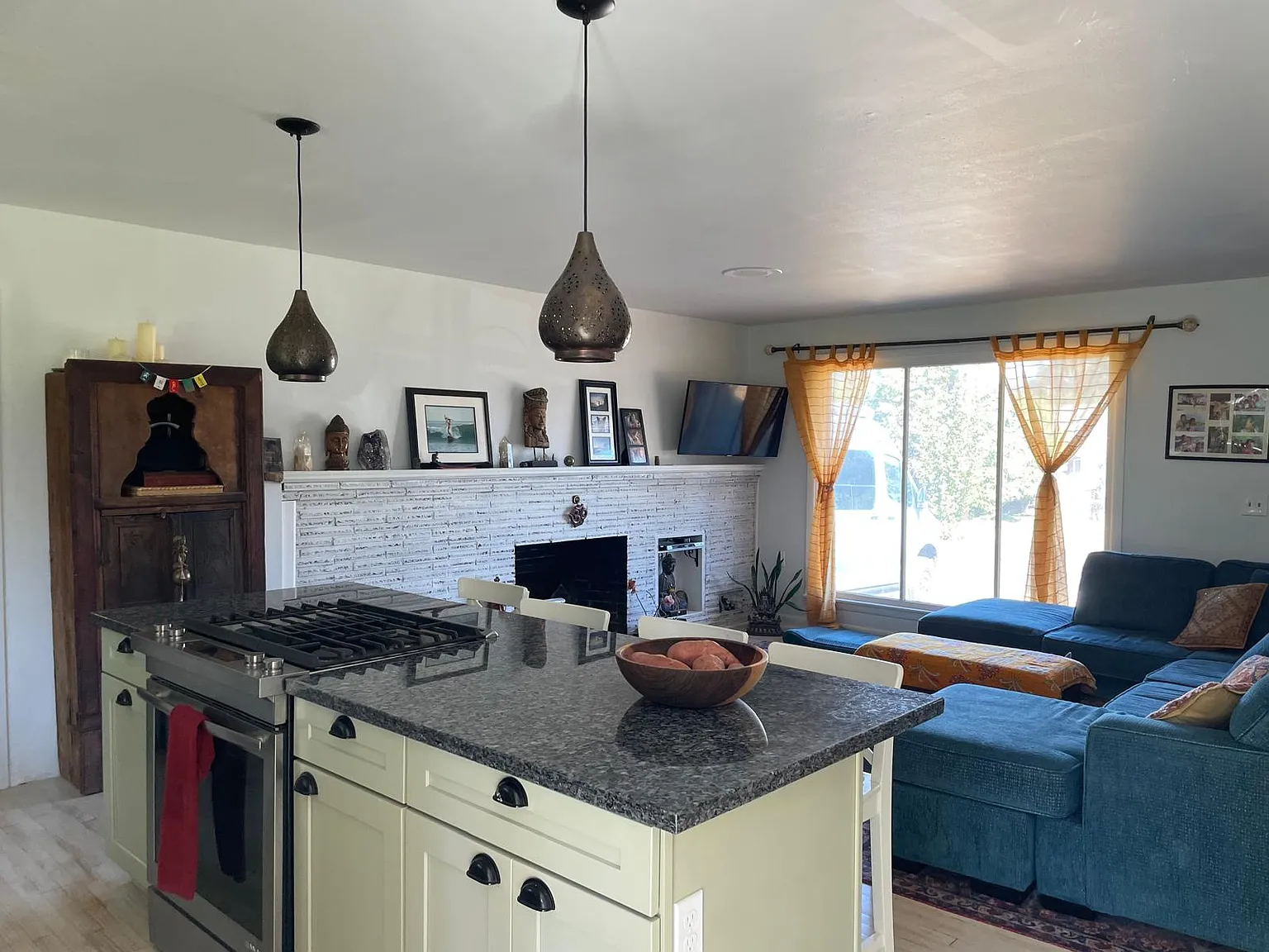 3 bed, 1275 sqft, $5,450 — Photo 2
