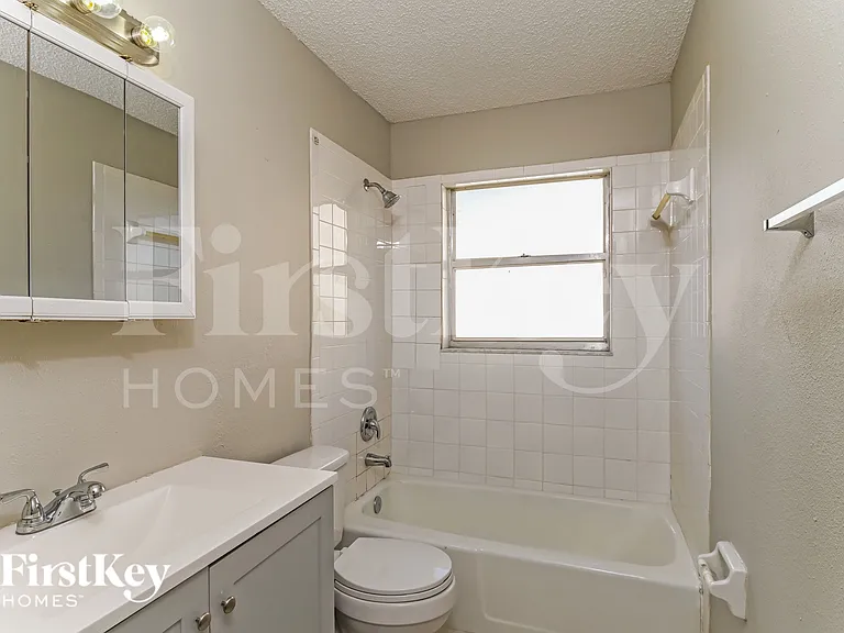 325 NE 23rd Ave — Photo 13